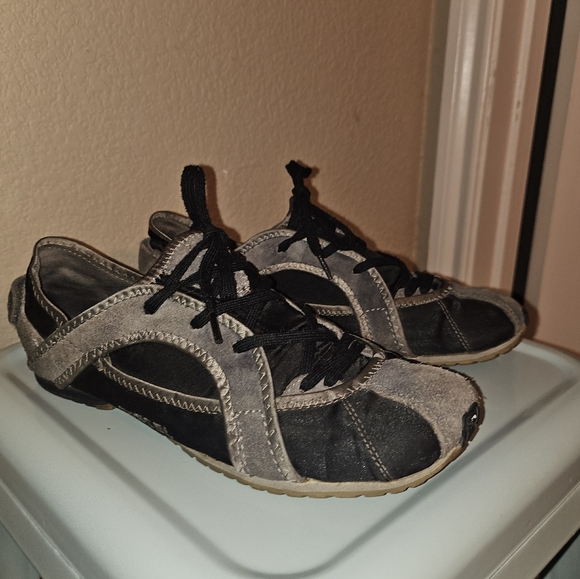 Diesel Black and Gray Sneakers with Sporty Design - Picture 2 of 5